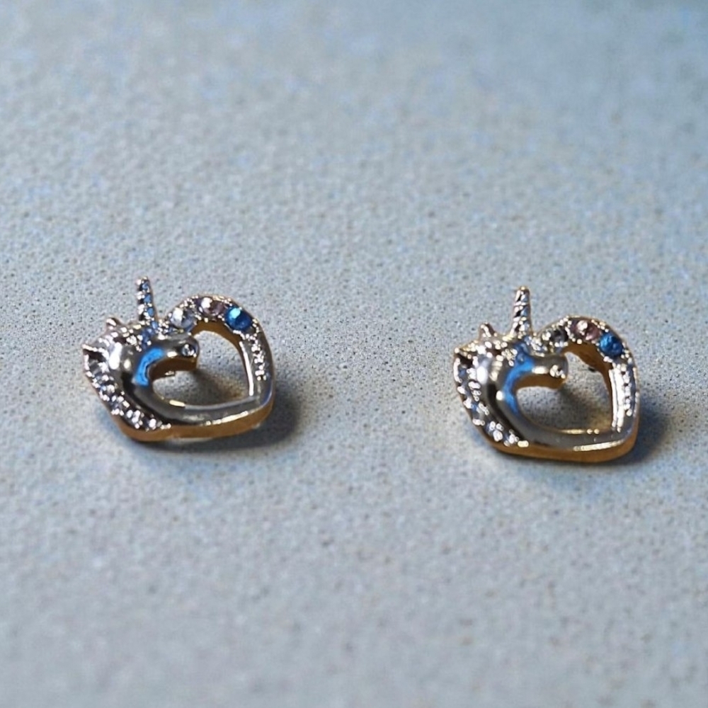 🔴5/$25🔴Elegant Silver Heart Earrings